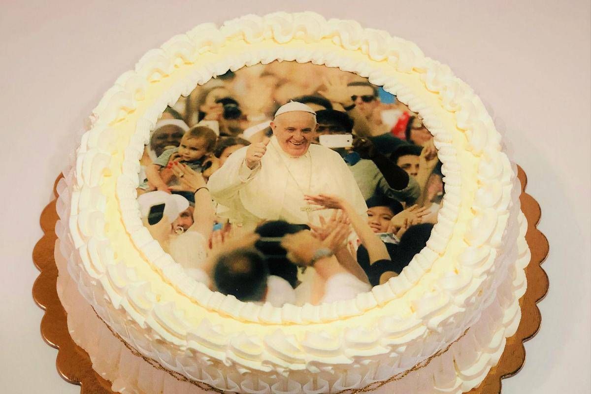 Per Il Compleanno Del Papa Una Torta Con I Giovani Del Mondo