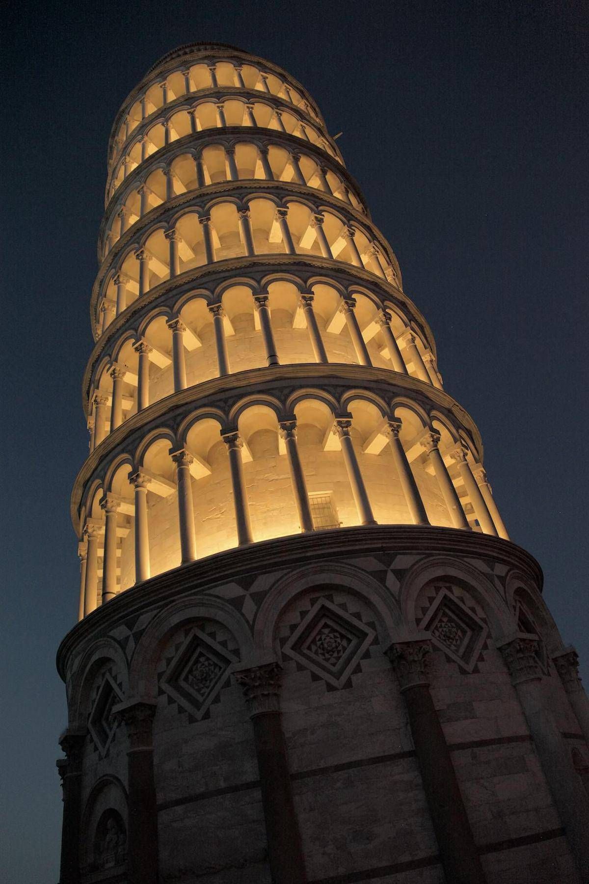 La Torre Di Pisa Si Veste Di Luce