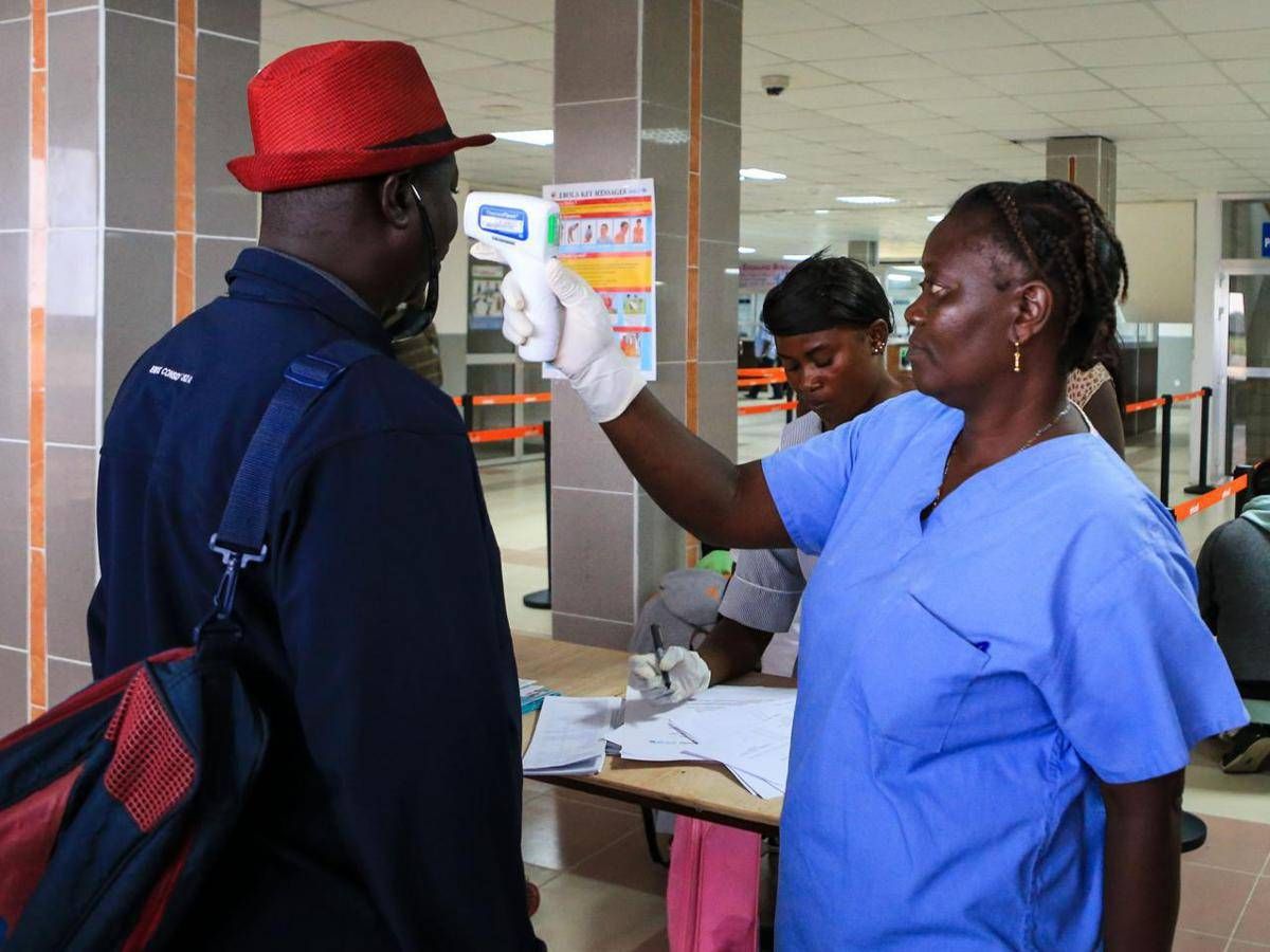 Ebola Dalle Strette Di Mano Ai Viaggi In Aereo Ecco Il Vademecum Per Difendersi