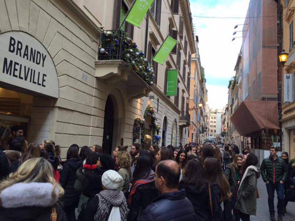 Teenager In Fila A Roma Per Il Black Friday Di Brandy Melville
