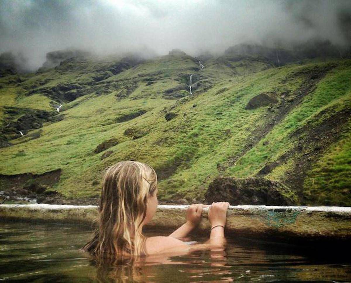 Una Piscina Termale Nascosta Tra Le Montagne Dell Islanda