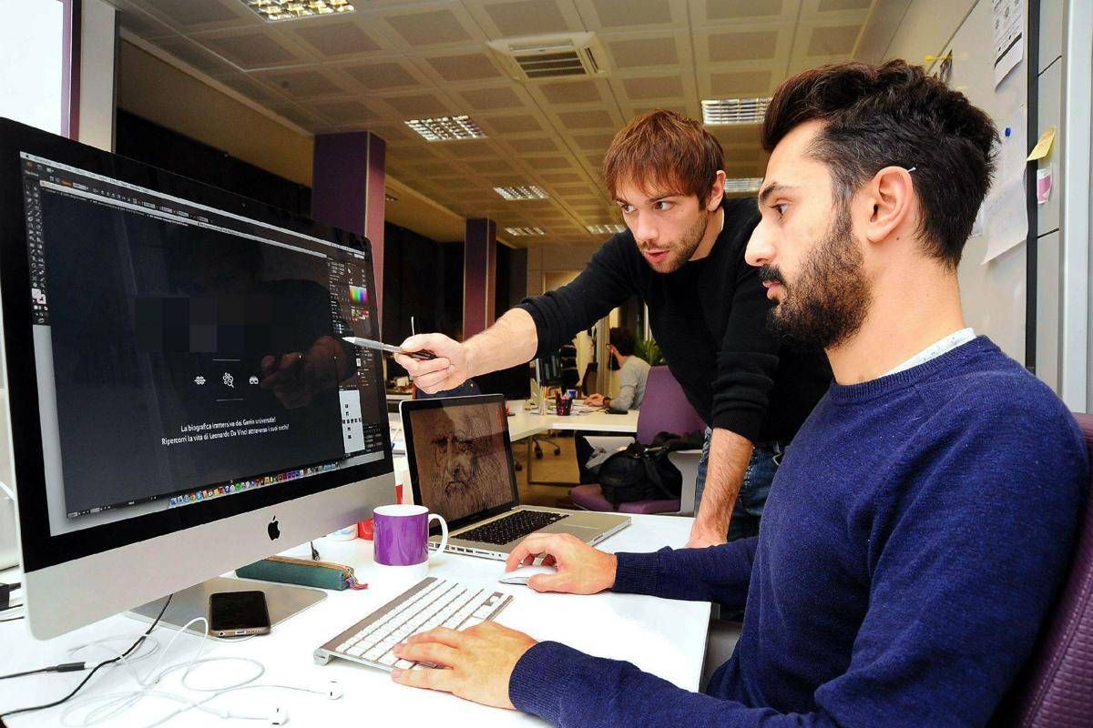 Il Lavoro Di Squadra Una Coppia Di Uomini Collabora Meglio Di Due