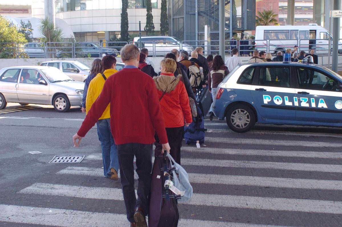 Fiumicino Operatori Rubano Quadri A Passeggeri Recuperate Tele Di Guttuso E Attardi