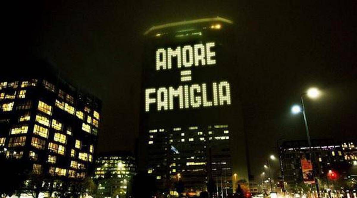 Dove C E Amore C E Famiglia La Risposta Di Mika Alle Luci Del Pirellone