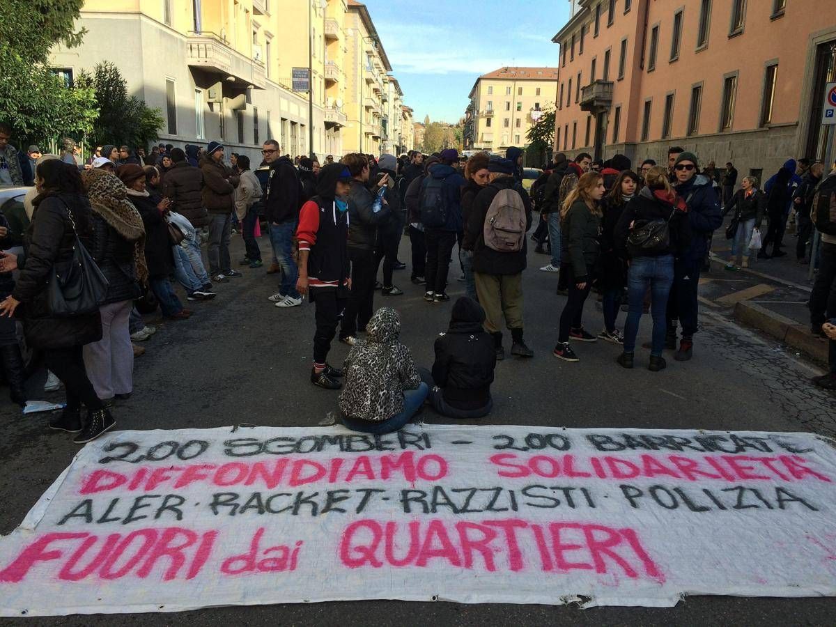 Milano In Corso Lo Sgombero Di Due Centri Sociali Cariche E Scontri