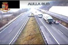90enne contromano in autostrada