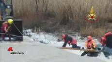 Tre giovani bloccati nel fiume, lo spettacolare salvataggio