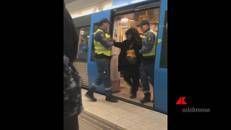 Stoccolma, donna incinta trascinata fuori dal metrò: sospesi due agenti