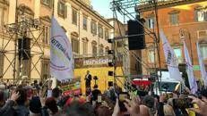 Di Maio, folla lo interrompe con inno nazionale e lui canta