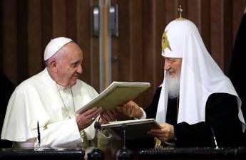 Storico abbraccio tra Francesco e il patriarca /Foto Storico abbraccio tra Francesco e il patriarca /Foto