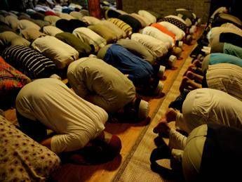 'Meglio una preghiera che sprecare tempo su Fb', muezzin nella bufera in Egitto 'Meglio una preghiera che sprecare tempo su Fb', muezzin nella bufera in Egitto