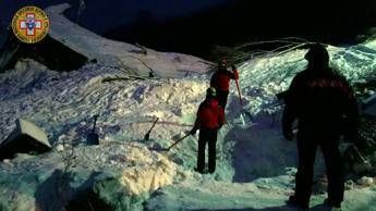 Rigopiano, 10 salvi: quattro sono bambini Rigopiano, 10 salvi: quattro sono bambini