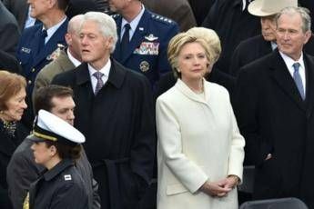 'Bill, dove guardi?' e Hillary fulmina il marito /Video 'Bill, dove guardi?' e Hillary fulmina il marito /Video