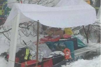 Solo in 25 a scavare, la denuncia degli 'eroi' di Rigopiano Solo in 25 a scavare, la denuncia degli 'eroi' di Rigopiano