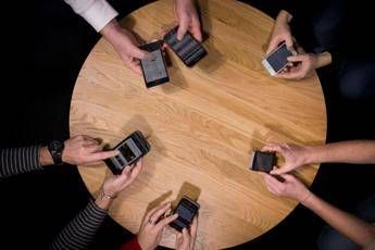 Campi elettromagnetici e cellulare, guida all'uso Campi elettromagnetici e cellulare, guida all'uso