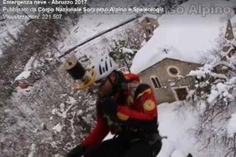 Sci, ciaspole e tenacia: soccorsi senza sosta in Abruzzo /Video Sci, ciaspole e tenacia: soccorsi senza sosta in Abruzzo /Video