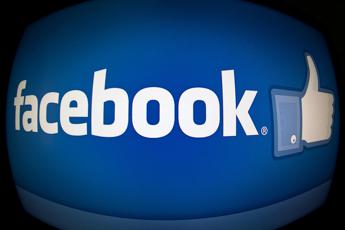 Facebook, nuovo bug: esposte foto di mln di utenti