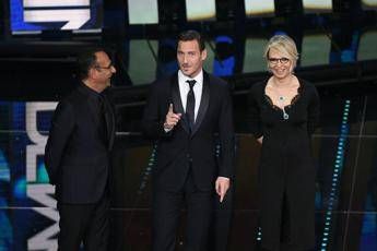 Totti all'Ariston a tutta gag, tra la Roma, Povia e Chopin Totti all'Ariston a tutta gag, tra la Roma, Povia e Chopin