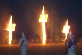 Mistero su morte leader KKK, corpo trovato vicino fiume in Missouri Mistero su morte leader KKK, corpo trovato vicino fiume in Missouri