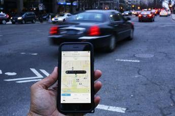 Il giudice ferma Uber, semaforo rosso in Italia Il giudice ferma Uber, semaforo rosso in Italia