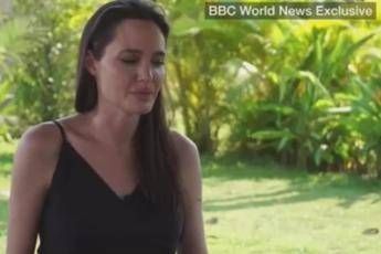 Angelina parla di Brad e si commuove: Saremo sempre una famiglia Angelina parla di Brad e si commuove: Saremo sempre una famiglia