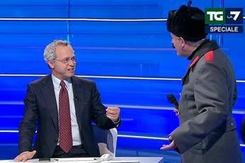Baffi e colbacco, blitz di Enrico Lucci in diretta da Mentana Baffi e colbacco, blitz di Enrico Lucci in diretta da Mentana