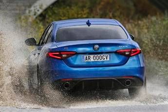 Alfa Romeo Stelvio: ecco il Suv da 300 km/h Alfa Romeo Stelvio: ecco il Suv da 300 km/h