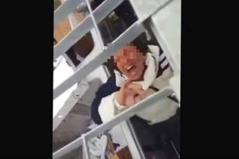 Follonica, chiudono due rom in una gabbia e postano il video sui social Follonica, chiudono due rom in una gabbia e postano il video sui social
