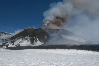 L'Etna torna a eruttare. Ingv: Attività più intensa e colata lavica L'Etna torna a eruttare. Ingv: Attività più intensa e colata lavica
