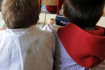 Botte e insulti a bimbi, arrestate due maestre nel ragusano Botte e insulti a bimbi, arrestate due maestre nel ragusano