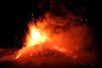 Etna, l'esperto: Nessuna tragedia, accade se la lava incontra la neve Etna, l'esperto: Nessuna tragedia, accade se la lava incontra la neve