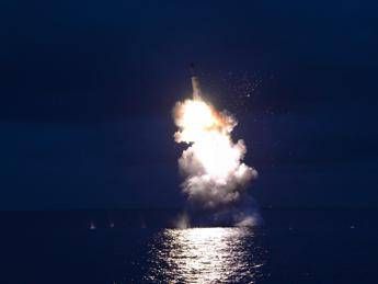Missili Usa in Siria, colpita base raid chimico: Messaggio chiaro per Assad Missili Usa in Siria, colpita base raid chimico: Messaggio chiaro per Assad