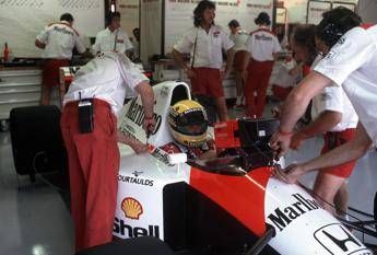 Sequestrati oltre 300 cimeli di Senna, erano stati rubati Sequestrati oltre 300 cimeli di Senna, erano stati rubati