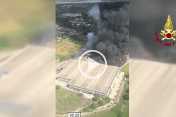 A fuoco deposito a sud di Roma, si teme amianto A fuoco deposito a sud di Roma, si teme amianto