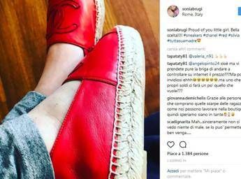 Espadrillas griffate per la figlia, pioggia di critiche sulla moglie di Bonolis Espadrillas griffate per la figlia, pioggia di critiche sulla moglie di Bonolis