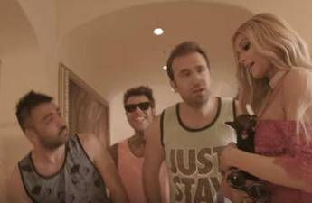 Fedez e J-Ax, nel video di 'Senza pagare' anche Paris Hilton/Guarda Fedez e J-Ax, nel video di 'Senza pagare' anche Paris Hilton/Guarda