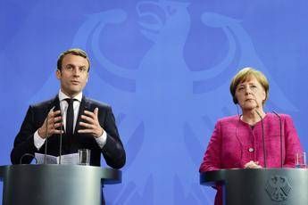 Macron e Merkel: Cambiamo i trattati Ue Macron e Merkel: Cambiamo i trattati Ue