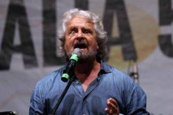 Grillo show: Se entra in casa leghista gli tiro un libro Grillo show: Se entra in casa leghista gli tiro un libro