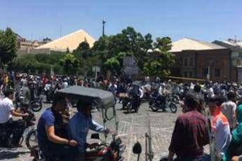 L'Isis attacca l'Iran, spari e kamikaze a Teheran L'Isis attacca l'Iran, spari e kamikaze a Teheran