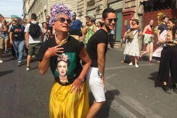Gay Pride, l'onda arcobaleno sfila per Roma Gay Pride, l'onda arcobaleno sfila per Roma