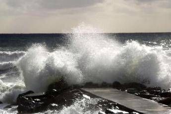 Onda travolge turisti, un morto a Savona Onda travolge turisti, un morto a Savona