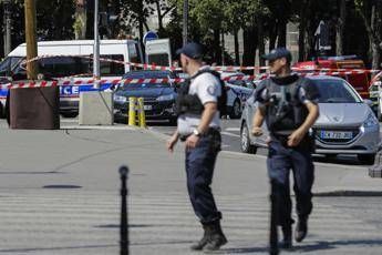 Tenta di investire folla davanti a moschea di Parigi Tenta di investire folla davanti a moschea di Parigi