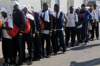 Migranti, sindaco Pozzallo: Nell'hotspot 239 ospiti, 20 positivi Migranti, sindaco Pozzallo: Nell'hotspot 239 ospiti, 20 positivi