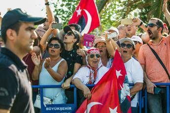 Istanbul, centinaia di migliaia in piazza contro Erdogan Istanbul, centinaia di migliaia in piazza contro Erdogan
