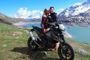 Litiga, insegue e travolge moto: muore ragazza 27enne Litiga, insegue e travolge moto: muore ragazza 27enne