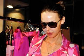 Nina Moric e la provocazione social: Sono ai domiciliari Nina Moric e la provocazione social: Sono ai domiciliari