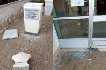 Nuova intimidazione all'istituto Falcone, trovato uccello con testa mozzata Nuova intimidazione all'istituto Falcone, trovato uccello con testa mozzata
