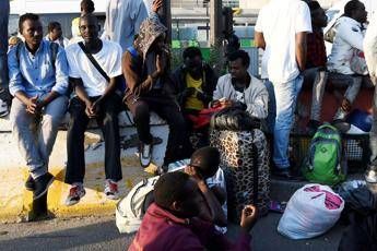 Migranti, 53 scappano da hotspot Pozzallo. Sindaco: Tutti negativi al Covid Migranti, 53 scappano da hotspot Pozzallo. Sindaco: Tutti negativi al Covid