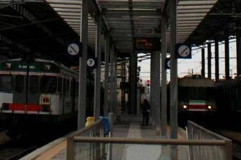 Ascolta musica con le cuffiette, 16enne urtato dal treno Ascolta musica con le cuffiette, 16enne urtato dal treno