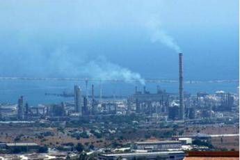Sequestrati due impianti del petrolchimico di Siracusa Sequestrati due impianti del petrolchimico di Siracusa